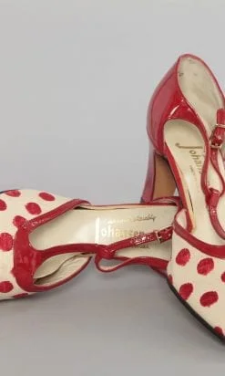 Paire de chaussures en toile brodée et verni rouge