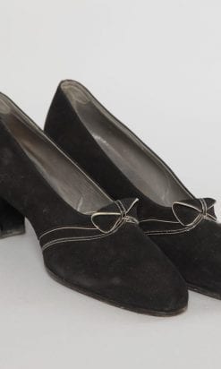 Alternative view of Paire de chaussures en daim 1930 et surpiqûres blanches