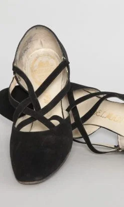 Paire de chaussures en daim noir 1930