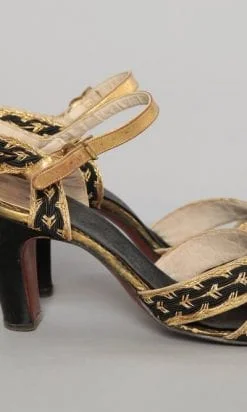 n1030_chaussures_cuir_or_passementrie_noire_1940_pic001