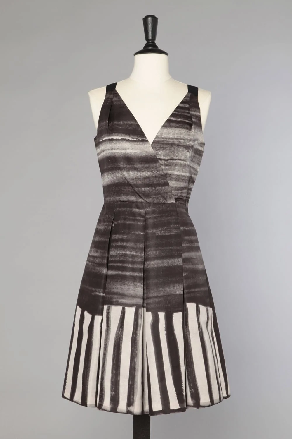 n1033_robe_soie_grise_rayee_miu_miu_pic001