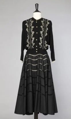 n1054_gilet_laine_noire_brode_or_argent_boutons_perles_strass_1950_pic001