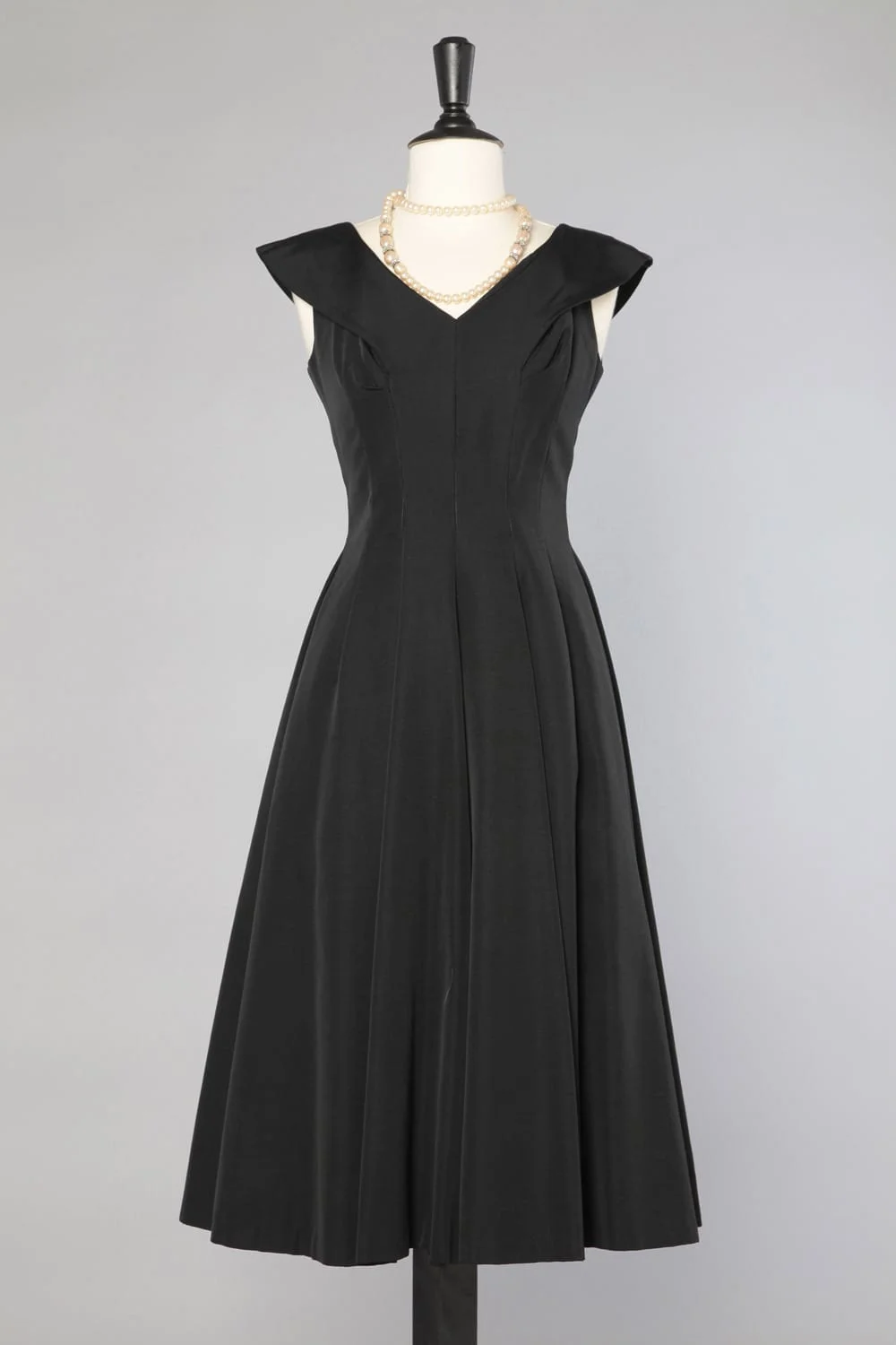 n1108_robe_noire_reps_1950_pic001