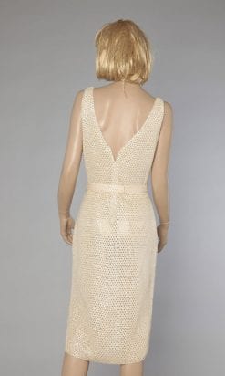n1117_robe_tricot_ecrue_brodee_paillettes_trisees_1960_pic001