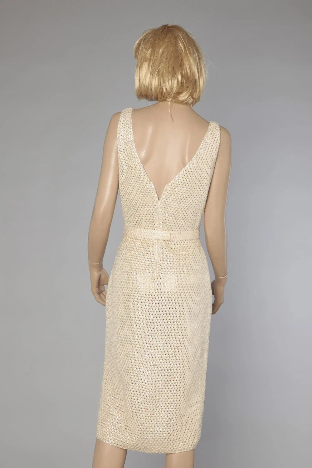 n1117_robe_tricot_ecrue_brodee_paillettes_trisees_1960_pic001