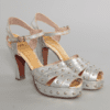 Paire de chaussures 1940 en cuir argenté à clous