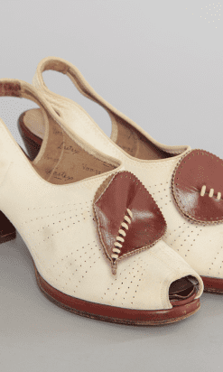 Paire de chaussures en cuir écru et marron 1940