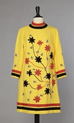 n1170_robe_lin_jaune_vif_perlee_noir_orange_paillettes_1960_pic001