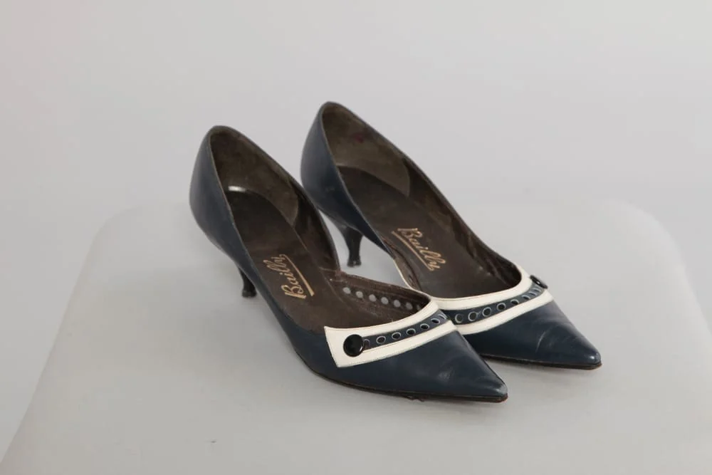 n1181_chaussures_blanches_bleu_marines_pic001