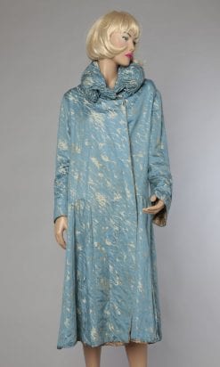 Manteau 1920 en satin bleu et argent