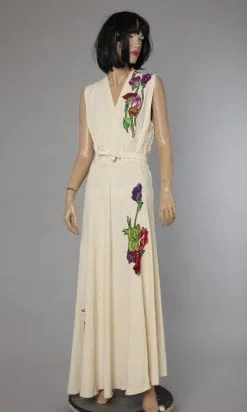 Longue robe 1940 en crêpe à motifs de fleurs appliqués