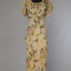 Robe 1930 en mousseline de soie imprimée de fleurs jaunes et orangées fond noir