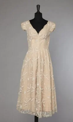 Robe 1950 en dentelle de Calais beige perlée blanc