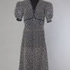 Robe 1930 en organdi marine brodée blanche et découpée