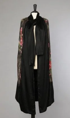 Cape 1925 en soie noire et velours imprimée et lamé