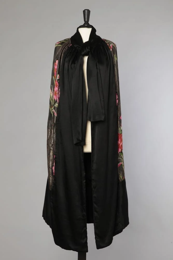 Cape 1925 en soie noire et velours imprimée et lamé