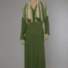 Robe en crêpe vert à rayures ivoires 1930