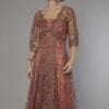Robe 1950 en dentelle marron doublée rose saumon