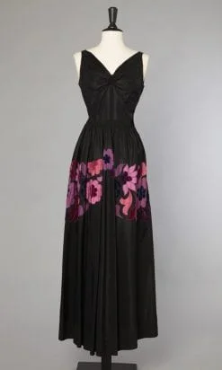 Robe 1930 longue en faille noire appliquée de motifs de fleurs