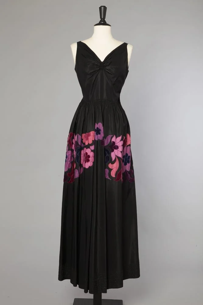 Robe 1930 longue en faille noire appliquée de motifs de fleurs