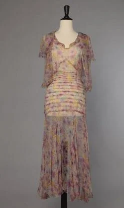 Robe 1930 en mousseline de soie fond crème à fleurs