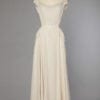 Robe longue en crêpe blanc brodée de perles et de strass et dentelle