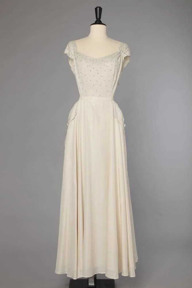 Robe longue en crêpe blanc brodée de perles et de strass et dentelle