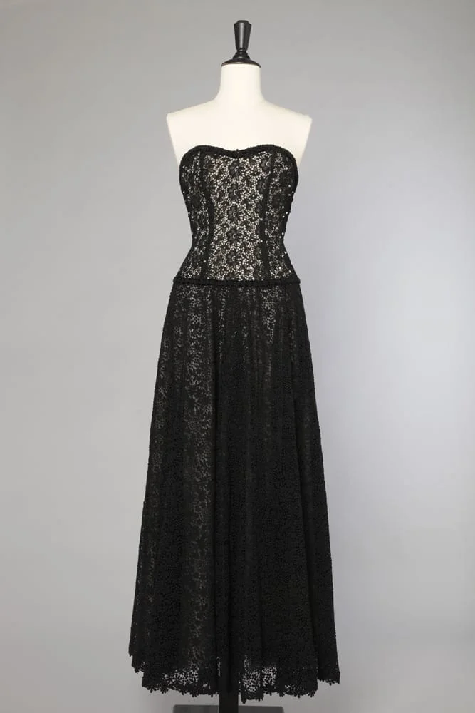 Robe longue bustier en guipure noire strassée 1950