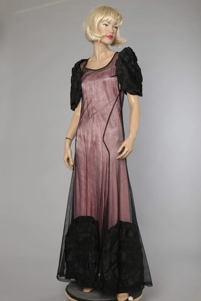 Robe longue noire en tulle 1930 brodée de rosaces et faille