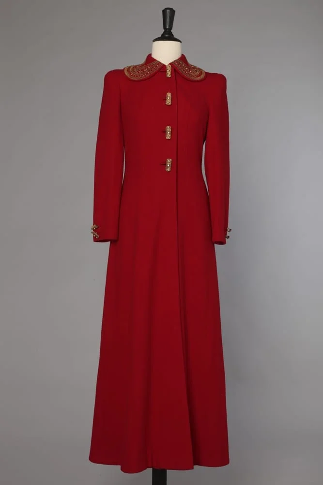 Long manteau 1940 en drap de laine rouge brodée au col