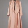 Manteau du soir en satin duchesse rose 1950