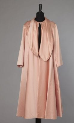 Manteau du soir en satin duchesse rose 1950