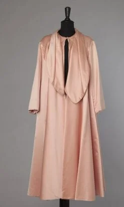 Manteau du soir en satin duchesse rose 1950