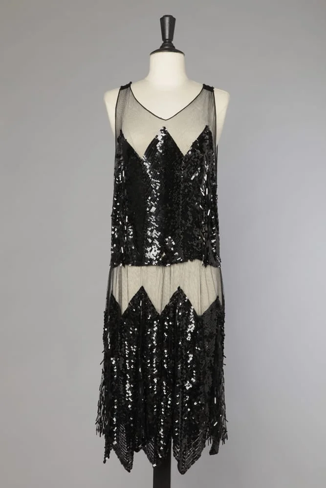Robe 1925 en tulle noir pailleté de sequins ronds et lamelles