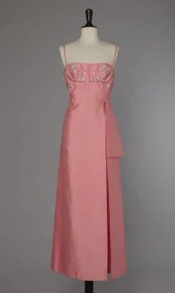 Robe en soie sauvage rose brodée de fleurs en soie et strass, Carven
