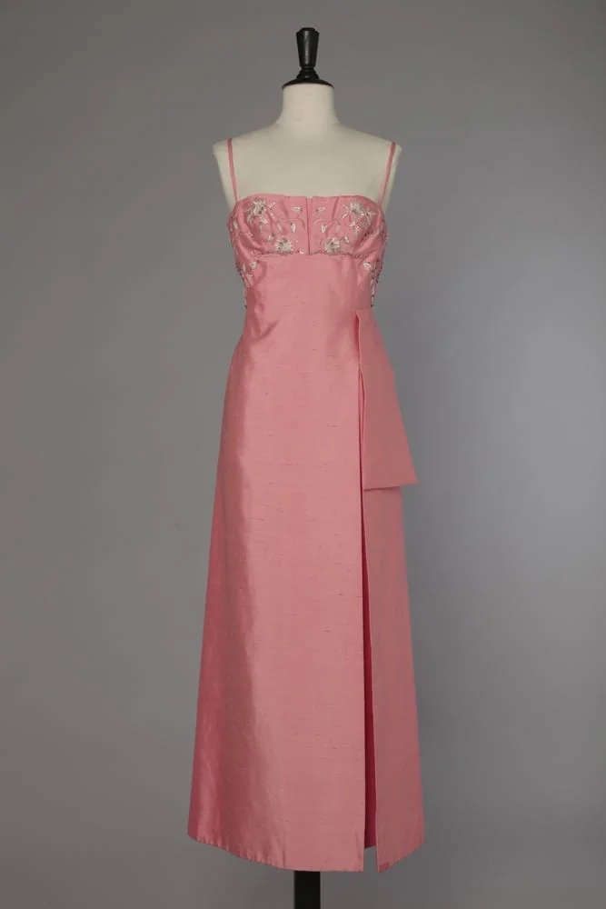 Robe en soie sauvage rose brodée de fleurs en soie et strass, Carven
