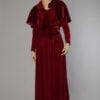 Robe longue 1930 en velours de soie rouge bordeaux et cape assortie