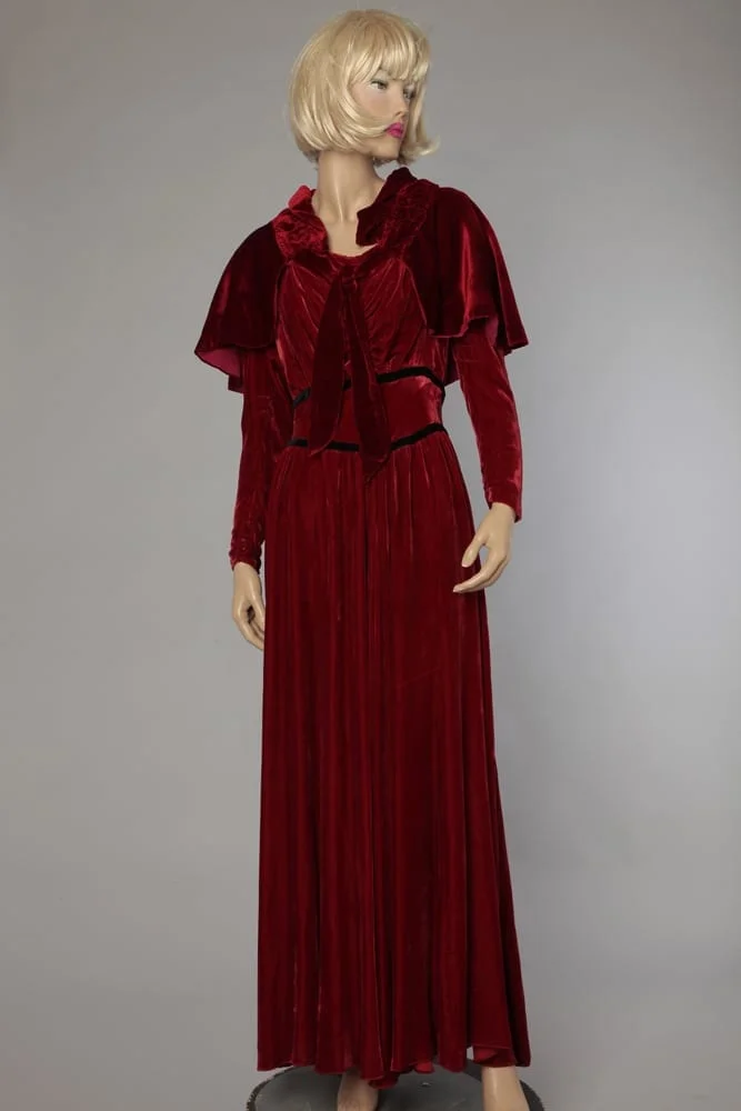 Robe longue 1930 en velours de soie rouge bordeaux et cape assortie