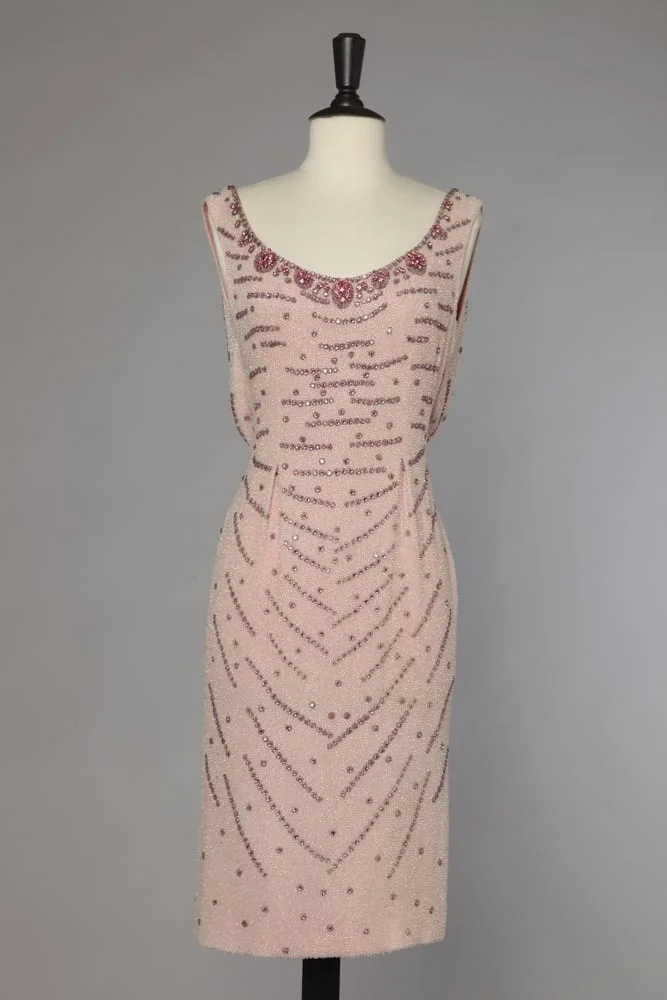 Robe 1960 en organza rose brodé de perles paillettes et strass