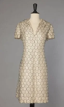 Robe en soie 1960 écrue, perlée et strassée