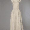 Robe longue 1950 en satin broché argent, bustier à bretelles
