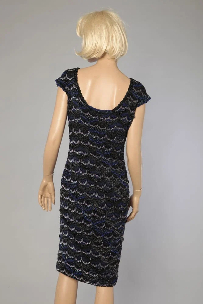Robe 1960 entièrement perlée et pailletée bleu, noir, rose et violet – Image 4