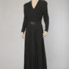 Robe longue en crêpe noir 1940 boucle de ceinture noire et blanche