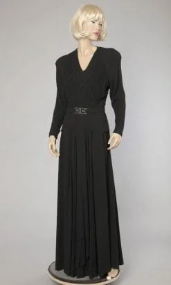 Robe longue en crêpe noir 1940 boucle de ceinture noire et blanche