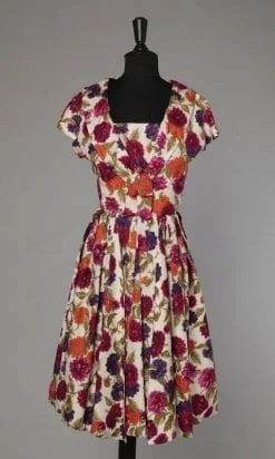 Robe 1950 en soie sauvage blanche imprimée de fleurs