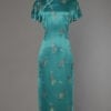 Robe à la chinoise en satin de soie turquoise jacquard de fleurs