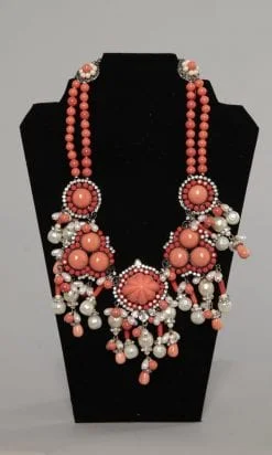Gros collier en perles de verre corail, perles baroques nacrées et strass Larry VRBA
