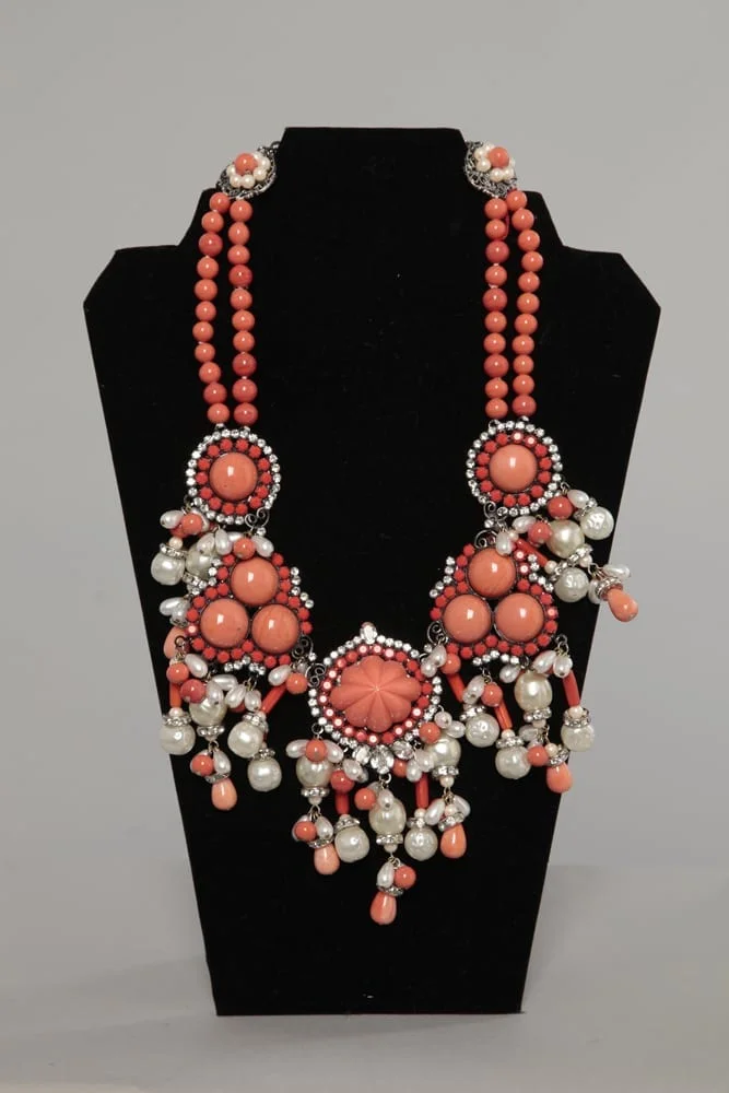 Gros collier en perles de verre corail, perles baroques nacrées et strass Larry VRBA