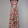 Robe longue en faille et satin grise et blanche à grands carreaux rouges