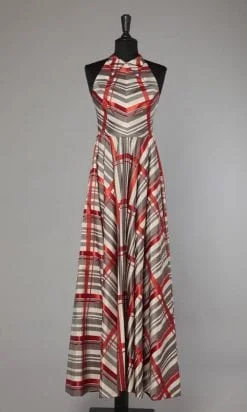 Robe longue en faille et satin grise et blanche à grands carreaux rouges
